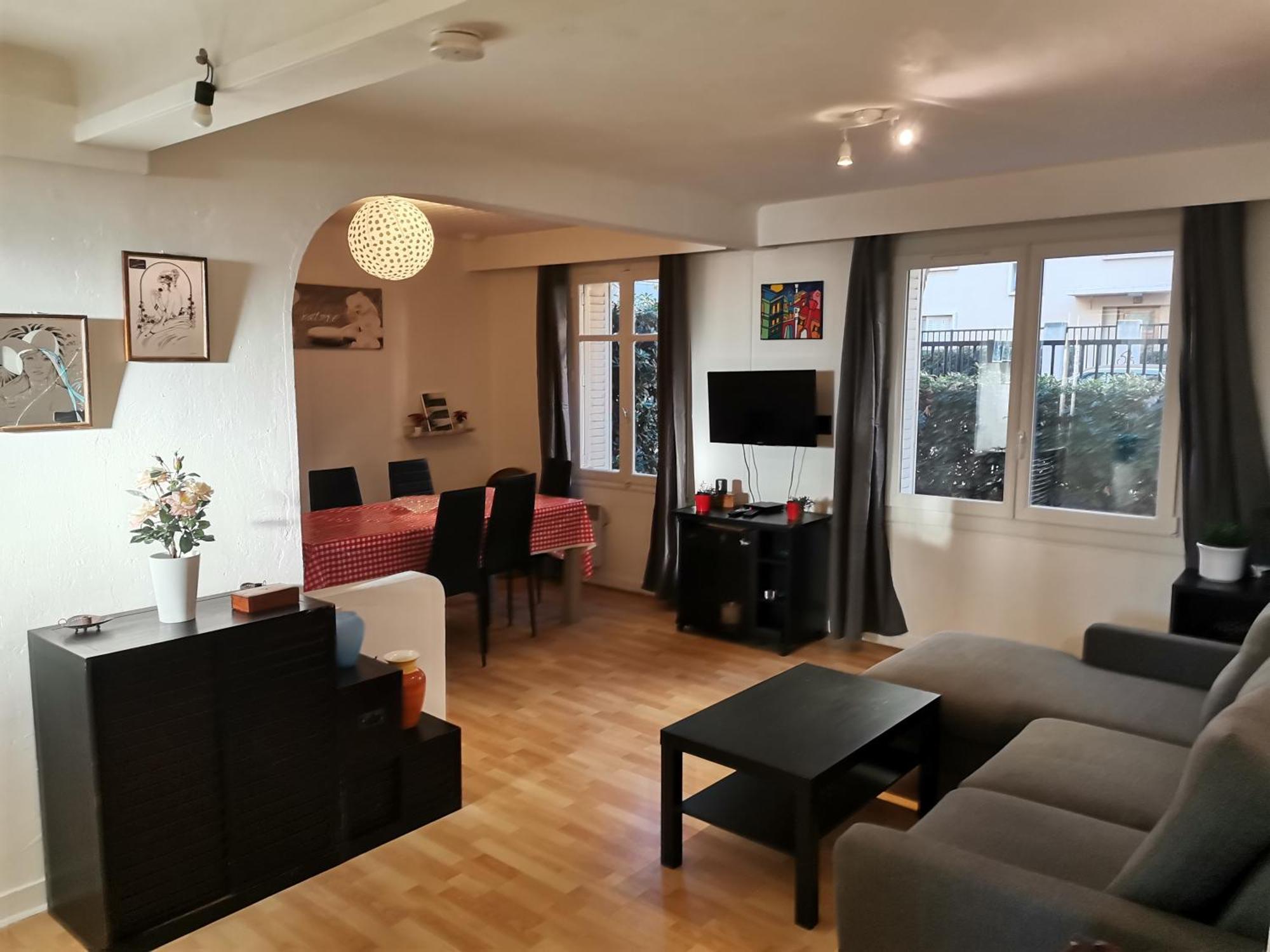 Big Ground Floor 2 Bedrooms Flat In A Quiet Building & Neighborghood Apartment *