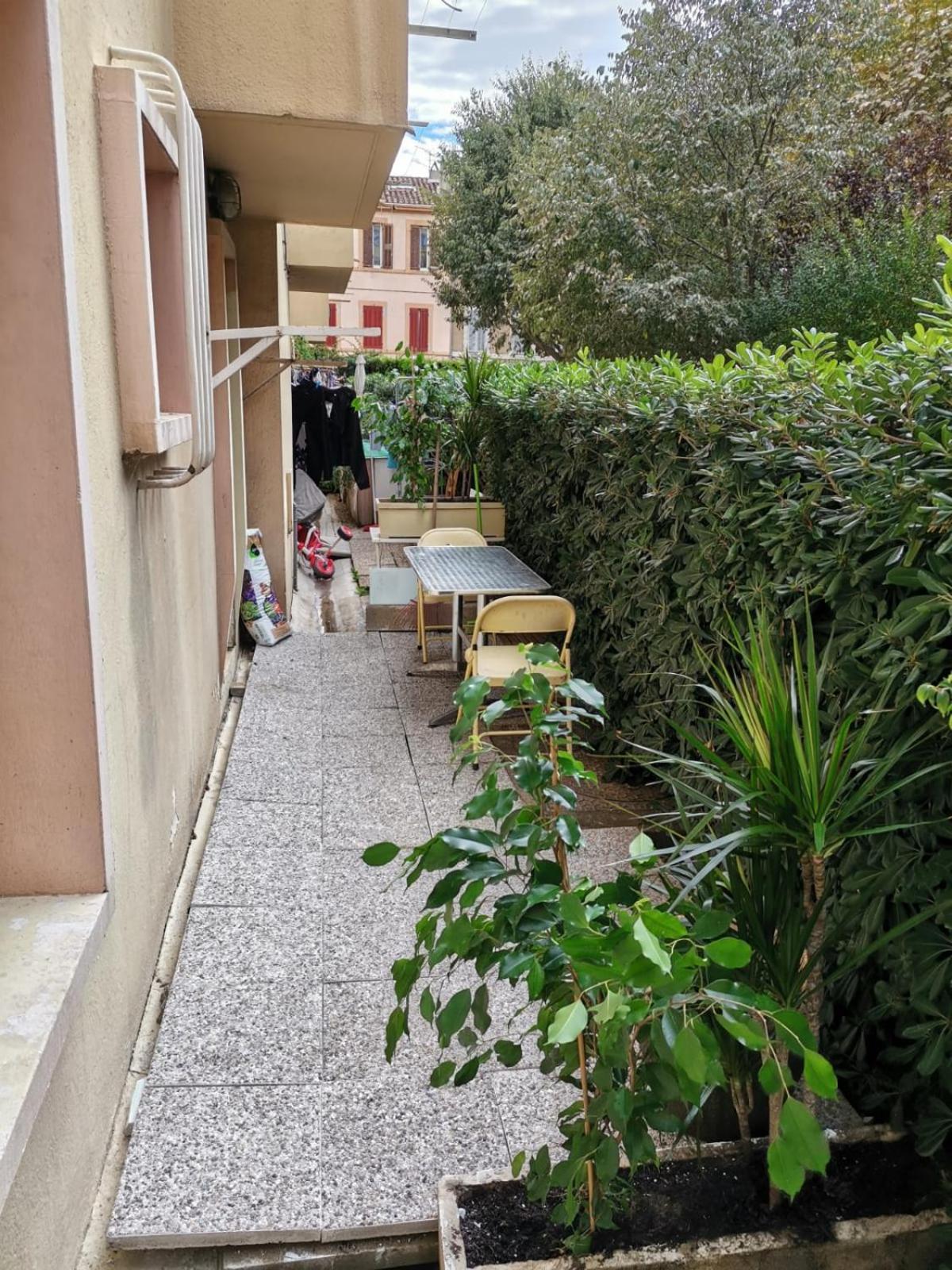 Big Ground Floor 2 Bedrooms Flat In A Quiet Building & Neighborghood
