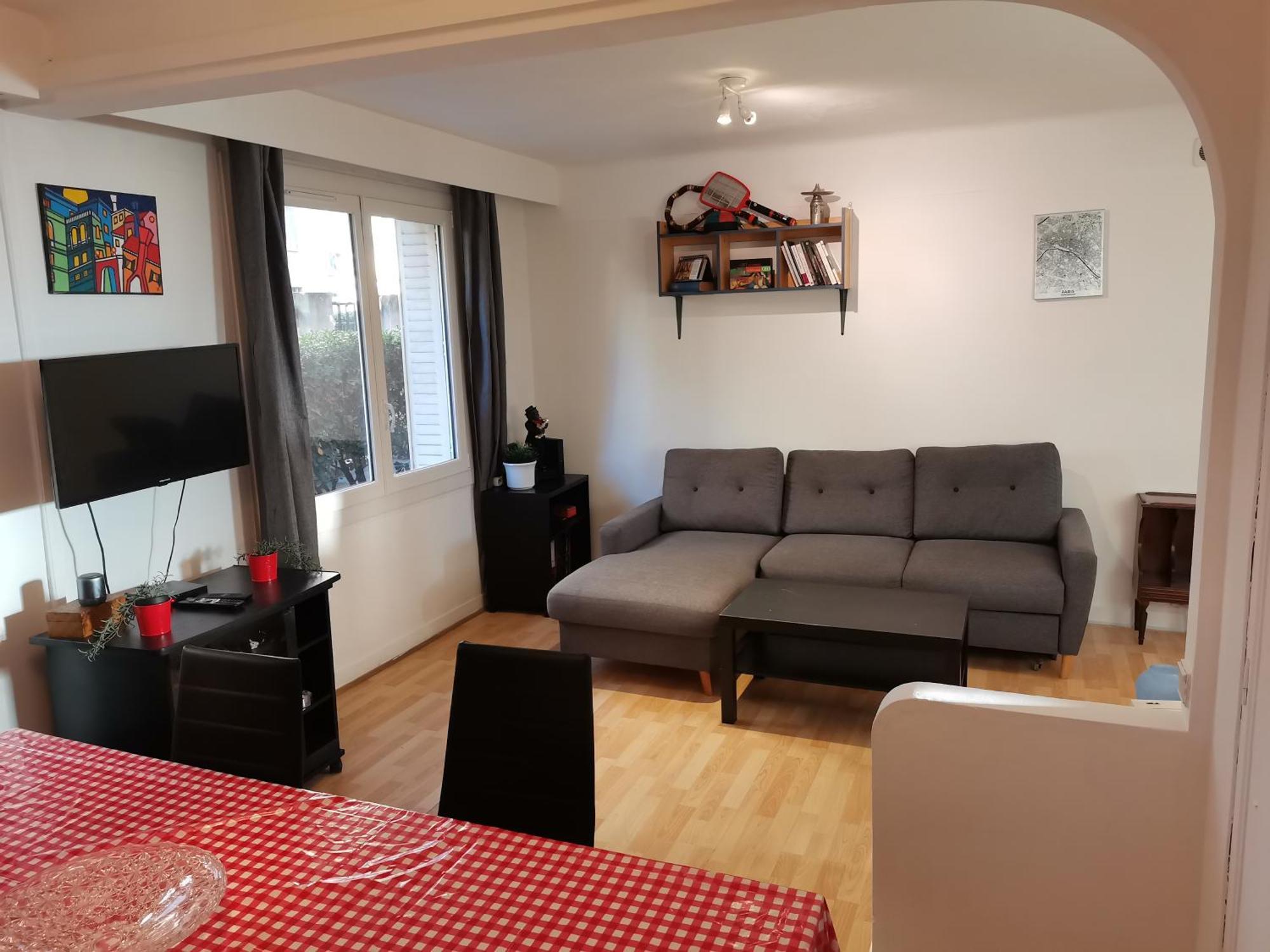 Big Ground Floor 2 Bedrooms Flat In A Quiet Building & Neighborghood